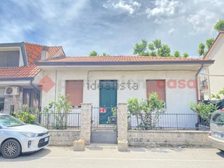 Casa Indipendente in Vendita a Frosinone, 100'000&euro;, 85 m²