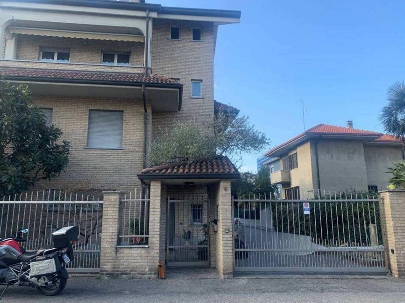 Trilocale in Vendita a Limbiate, 84'000&euro;, 72 m²