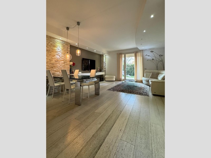 Appartamento in Vendita a Lucca, zona San Marco, 490'000&euro;, 130 m², arredato, con Box