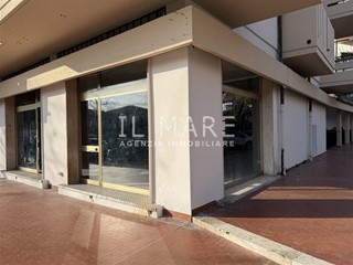 Immobile commerciale in Vendita a Massa, 240'000&euro;, 145 m²