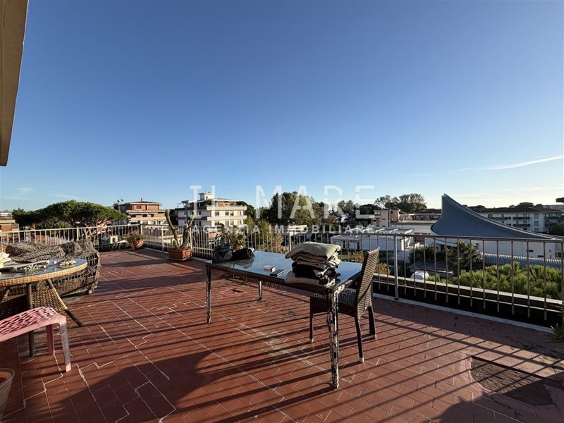 Attico in Vendita a Massa, zona Ronchi, 420'000&euro;, 85 m², arredato