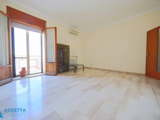 Trilocale in Vendita a Taranto, zona Rione Italia - Montegranaro, 79'000&euro;, 104 m²