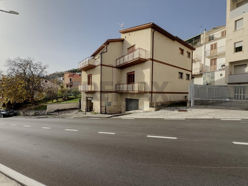 Quadrilocale in Vendita a Lama dei Peligni, 68'000&euro;, 121 m²