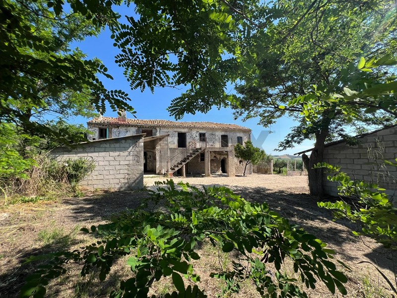 Rustico in Vendita a Casoli, 80'000&euro;, 300 m², con Box