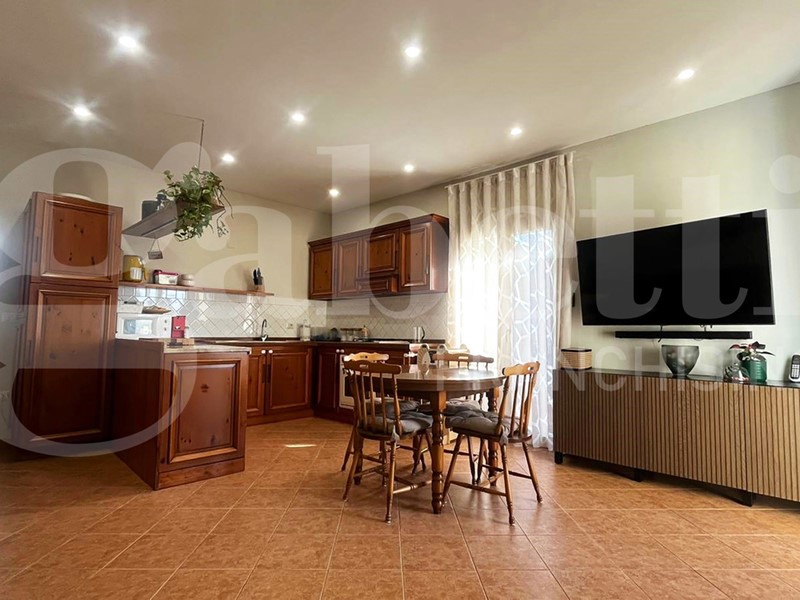 Quadrilocale in Vendita a Calvi Risorta, 85'000&euro;, 100 m², arredato, con Box
