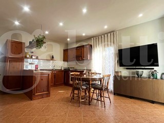 Quadrilocale in Vendita a Calvi Risorta, 85'000&euro;, 100 m², arredato, con Box
