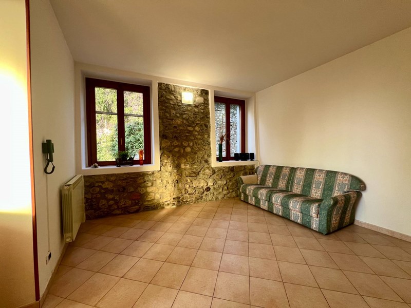 Trilocale in Vendita a Cocquio Trevisago, 180'000&euro;, 107 m²