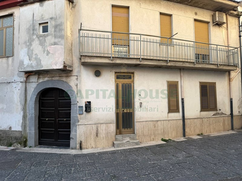 Appartamento in Vendita a Sperone, 64'000&euro;, 161 m²