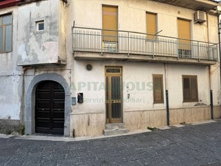 Appartamento in Vendita a Sperone, 64'000&euro;, 161 m²