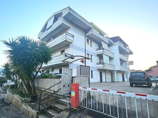 Appartamento in Vendita a Bellante, 89'000&euro;, 95 m²