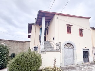 Trilocale in Vendita a Montevarchi, 95'000&euro;, 85 m²