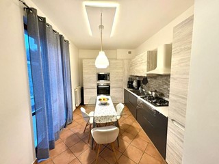 Appartamento in Vendita a Massa, zona Marina di Massa, 310'000&euro;, 105 m², arredato, con Box