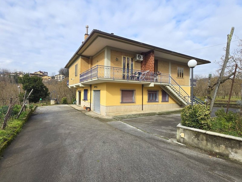 Trilocale in Affitto a Manocalzati, 500&euro;, 145 m²