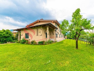 Appartamento in Vendita a Nembro, 273'000&euro;, 190 m²