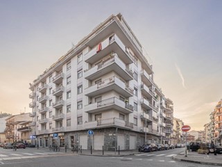 Bilocale in Vendita a Torino, 73'000&euro;, 61 m²