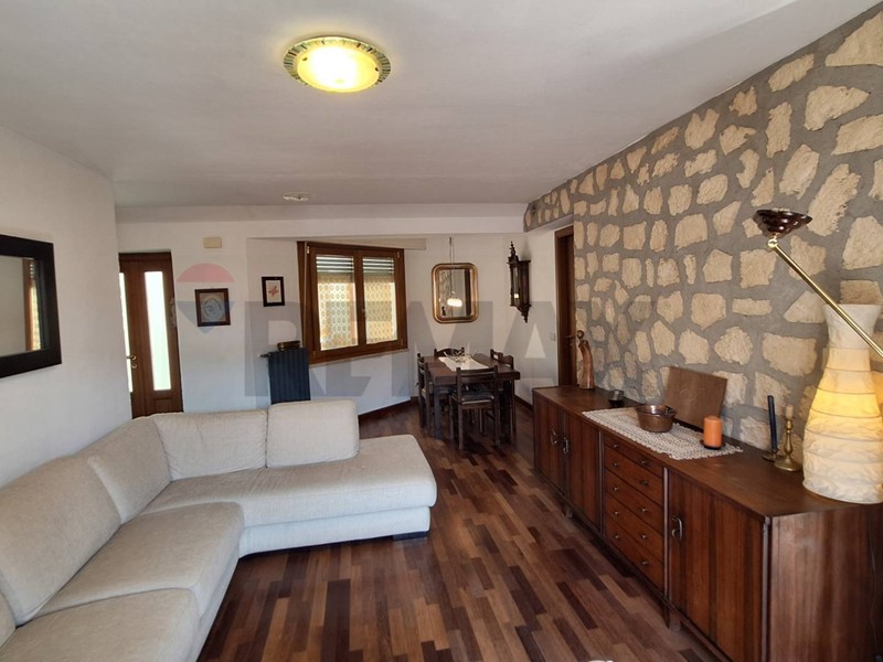 Appartamento in Vendita a Solto Collina, 119'000&euro;, 120 m²