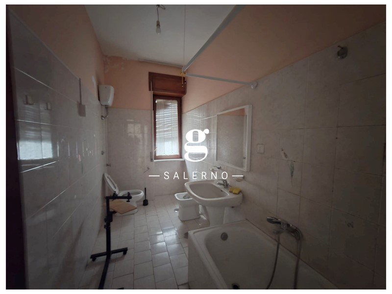 Quadrilocale in Affitto a Salerno, 1'200&euro;, 145 m²