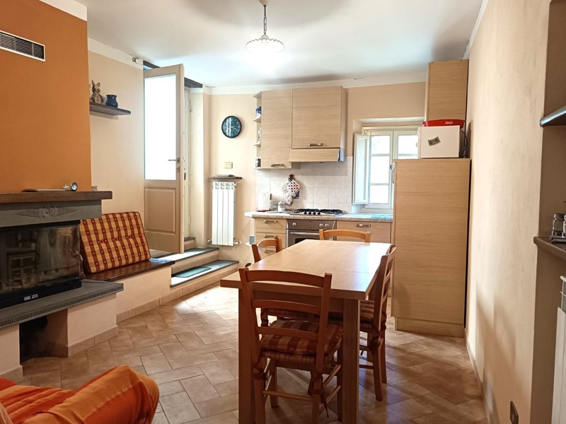 Appartamento in Vendita a Pescaglia, zona Focchia, 90'000&euro;, 83 m²