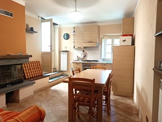 Appartamento in Vendita a Pescaglia, zona Focchia, 90'000&euro;, 83 m²