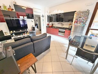 Trilocale in Vendita a Prato, zona Chiesanuova, 210'000&euro;, 79 m², con Box