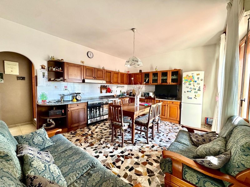 Appartamento in Vendita a Vinci, zona Sovigliana, 210'000&euro;, 120 m², arredato