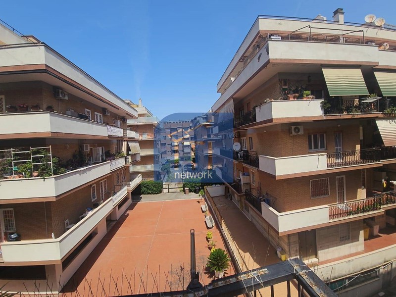 Trilocale in Vendita a Pomezia, 128'000&euro;, 80 m²