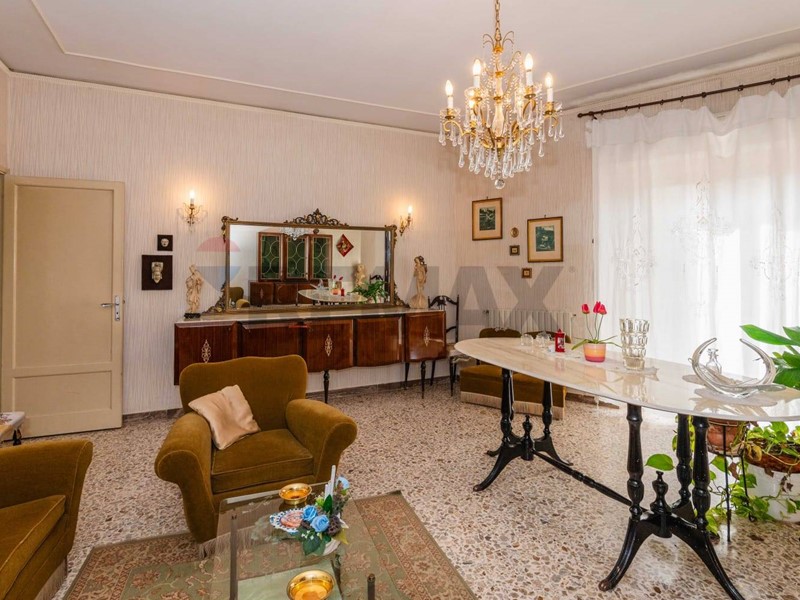 Appartamento in Vendita a Caltagirone, 48'000&euro;, 129 m²