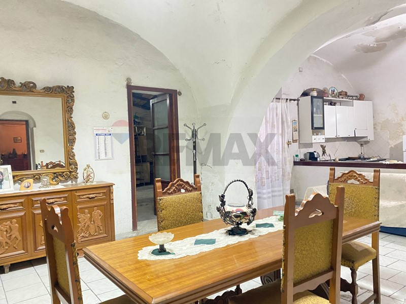 Bilocale in Vendita a Catania, 40'000&euro;, 65 m²