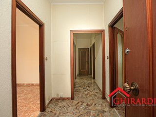 Appartamento in Vendita a Genova, zona Sestri Ponente, 138'000&euro;, 90 m²