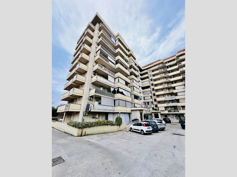 Quadrilocale in Vendita a Palermo, 70'000&euro;, 88 m², con Box
