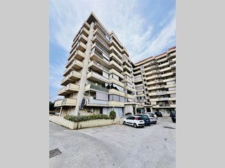Quadrilocale in Vendita a Palermo, 70'000&euro;, 88 m², con Box