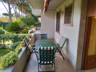 Quadrilocale in Vendita a Massa, zona Ronchi, 320'000&euro;, 70 m², arredato