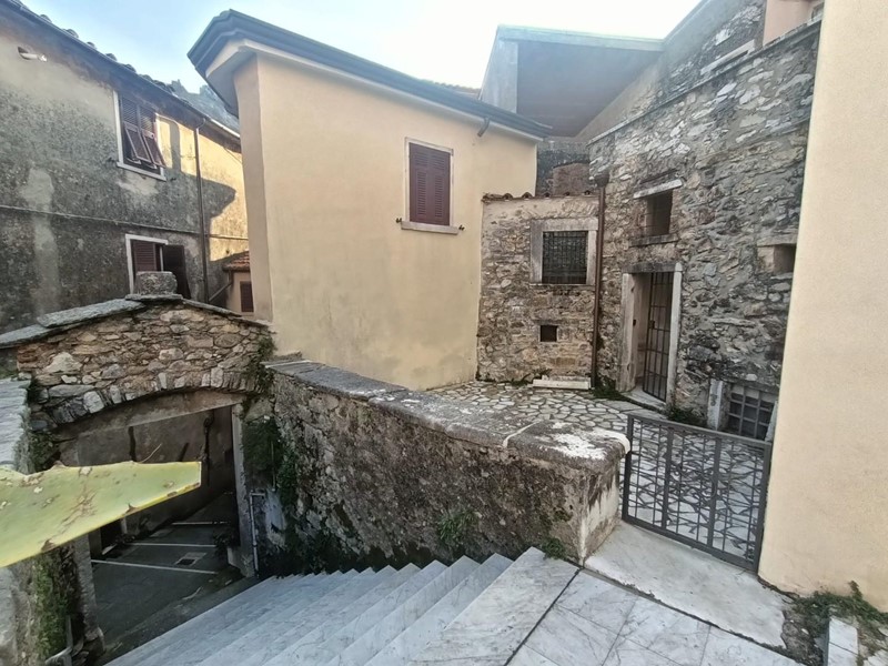 Appartamento in Vendita a Carrara, zona Colonnata, 85'000&euro;, 120 m²