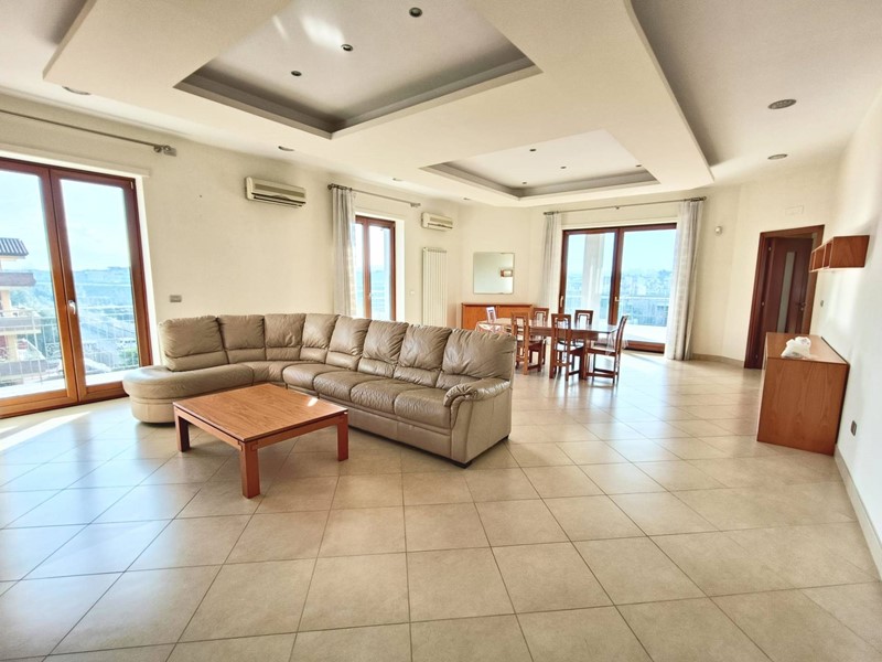 Appartamento in Affitto a Castello di Cisterna, 1'000&euro;, 200 m²