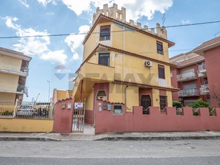 Appartamento in Vendita a Pachino, 68'000&euro;, 135 m², con Box