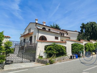 Appartamento in Affitto a Moncalieri, 2'000&euro;, 223 m²