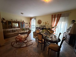 Appartamento in Vendita a Priolo Gargallo, 65'000&euro;, 133 m²