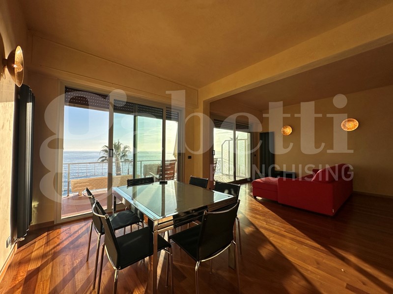 Bilocale in Vendita a Sanremo, 345'000&euro;, 64 m², arredato