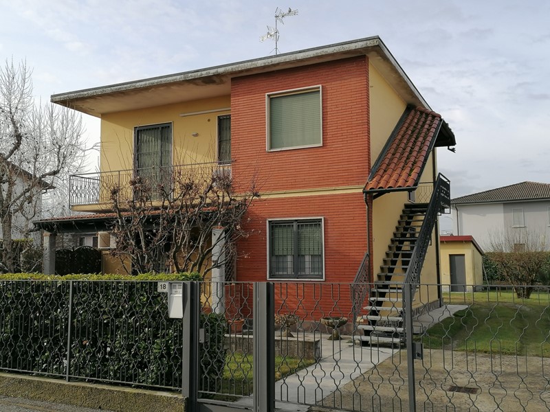 Trilocale in Vendita a Agnadello, 148'000&euro;, 90 m², con Box