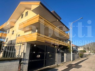 Quadrilocale in Vendita a Calvi Risorta, 100'000&euro;, 80 m², con Box