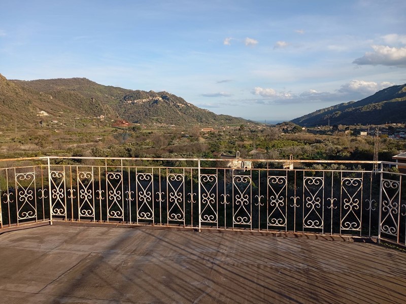 Appartamento in Vendita a Francavilla di Sicilia, 95'000&euro;, 150 m²