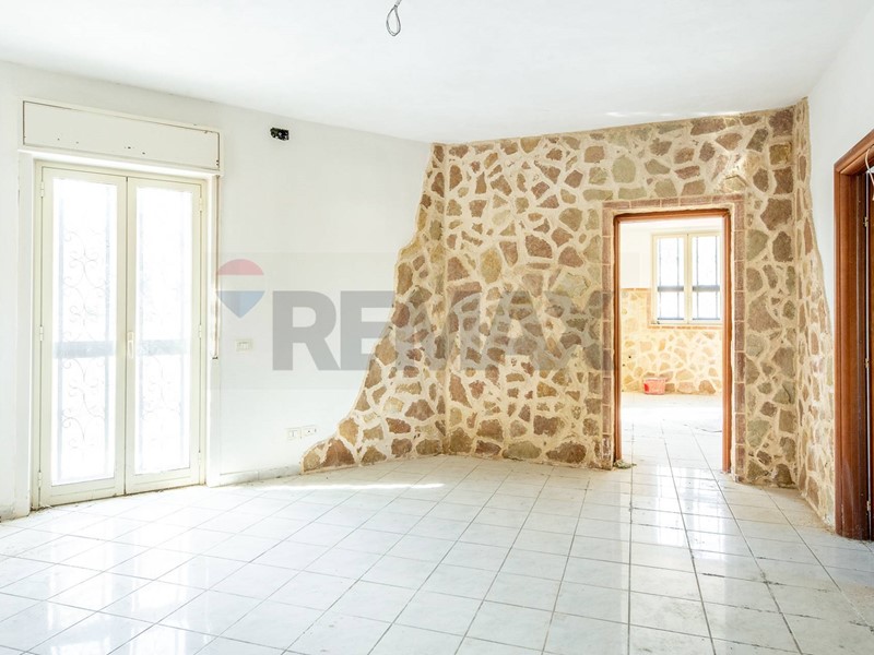 Quadrilocale in Vendita a Aci Castello, 70'000&euro;, 122 m²