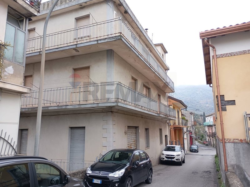 Appartamento in Vendita a Francavilla di Sicilia, 69'000&euro;, 140 m²