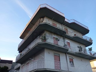 Appartamento in Vendita a Francavilla di Sicilia, 75'000&euro;, 150 m²