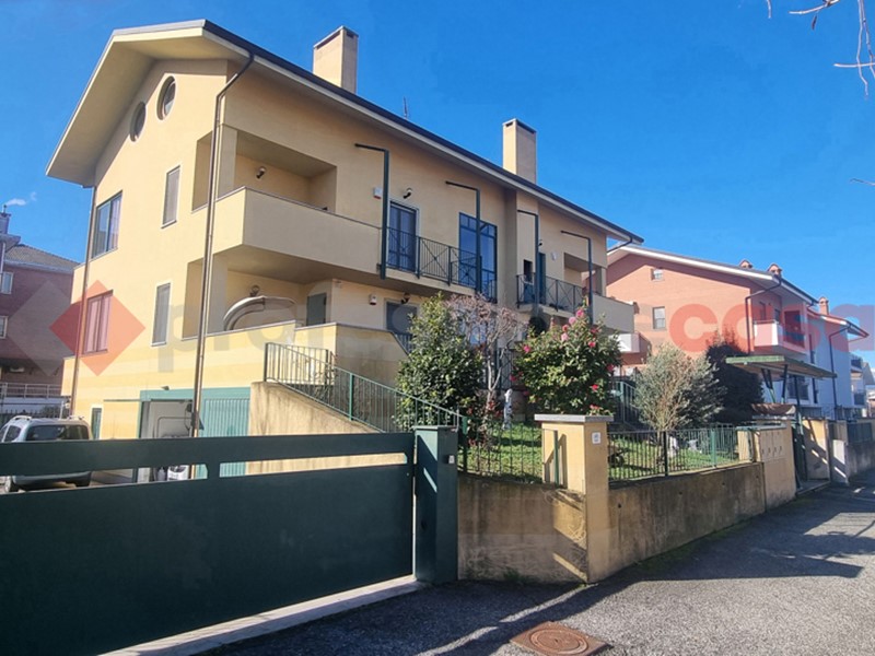 Appartamento in Vendita a Airasca, 140'000&euro;, 115 m², con Box
