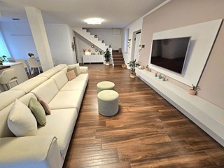 Quadrilocale in Vendita a Inzago, 345'000&euro;, 180 m², con Box