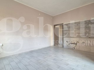 Trilocale in Vendita a Napoli, 240'000&euro;, 75 m²