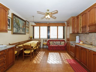 Quadrilocale in Vendita a Grugliasco, 159'000&euro;, 100 m², con Box