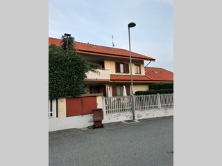 Appartamento in Affitto a Volpiano, zona Vauda, 900&euro;, 120 m², arredato