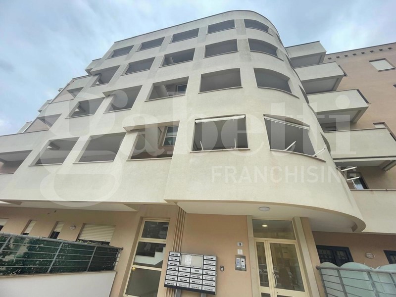 Appartamento in Vendita a Lecce, 235'000&euro;, 100 m², arredato